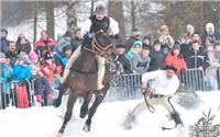 波兰举行传统赛马活动，拉雪橇拉人趣味十足