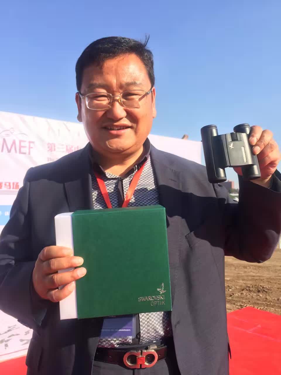 殷利殊毕业生恒信【美丽小岛】胜出内蒙古国际马术节10万奖金“殷利殊杯·3岁马1000米公开赛”,马主赵志恒先生获得施华洛世奇“冠军马主”光学望远镜一部!.jpg 殷利殊毕业生恒信【美丽小岛】胜出内蒙古国际马术节10万奖金“殷利殊杯·3岁马1000米公开赛”,马主赵志恒先生获得施华洛世奇“冠军马主”光学望远镜一部!.jpg