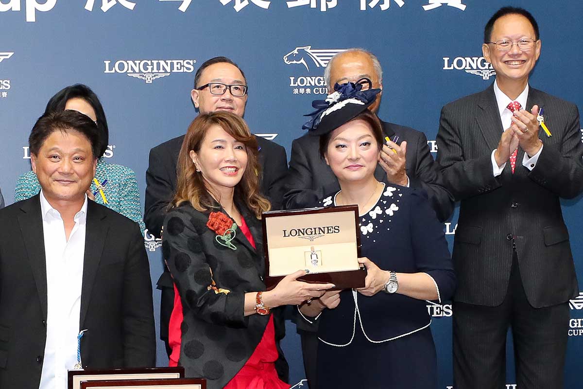 LONGINES香港區副總裁歐陽楚英小姐將LONGINES康卡斯系列腕表頒發予勝出馬匹「驫驫」的馬主葉俊亨先生及夫人 、練馬師何良及騎師潘明輝。