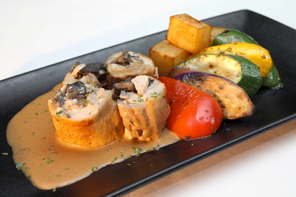 法式田螺磨菇釀雞卷, 烤蒜茸燒汁配燒新薯.jpg