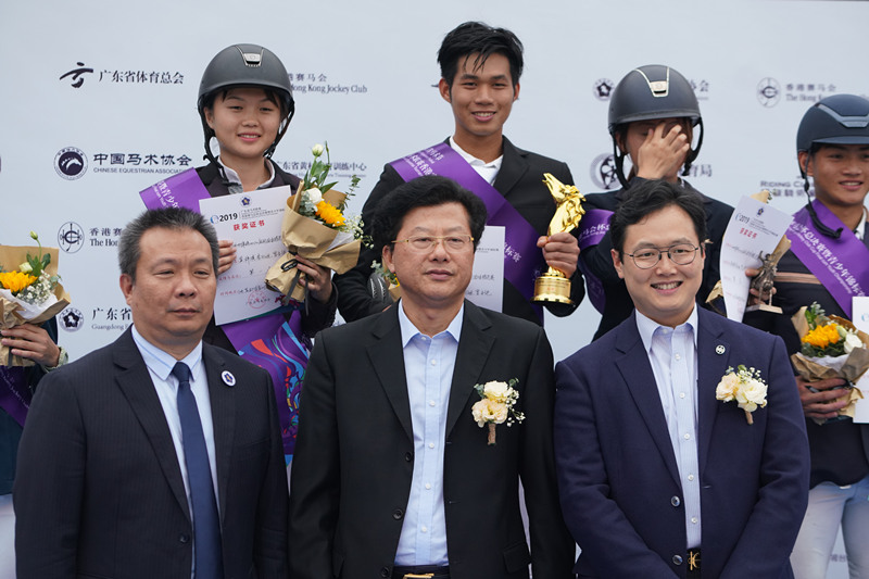 香港赛马会与广东马术协会领导为青少年锦标赛获奖骑手颁奖