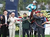 沈集成飞澳洲,视察“浪漫勇士”退役安置牧场